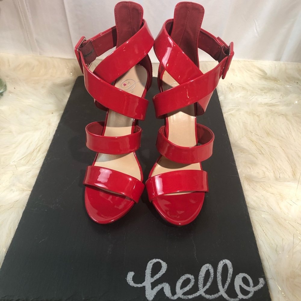 Red strapped heels 👠